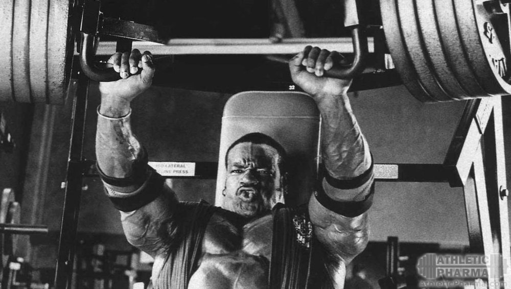 Крис Кормье тренируется