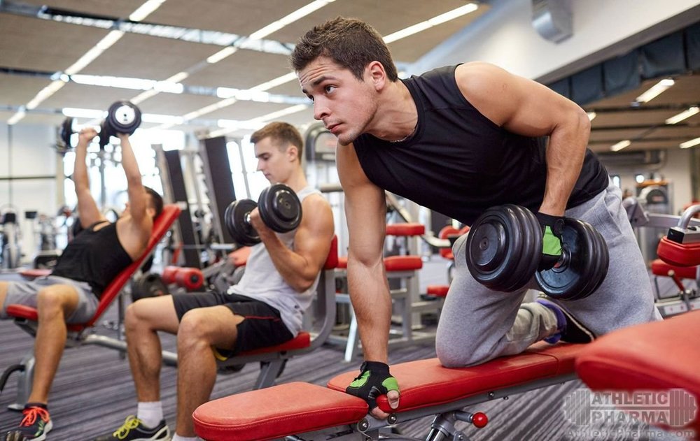 Тренажерный спортивный зал во время тренировок