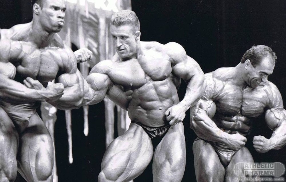 Дориан Ятс (по центру)