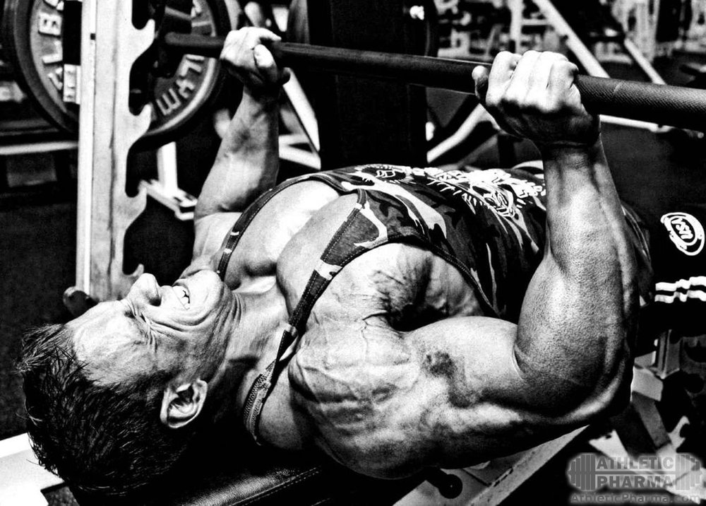 Бодибилдер жмет от груди