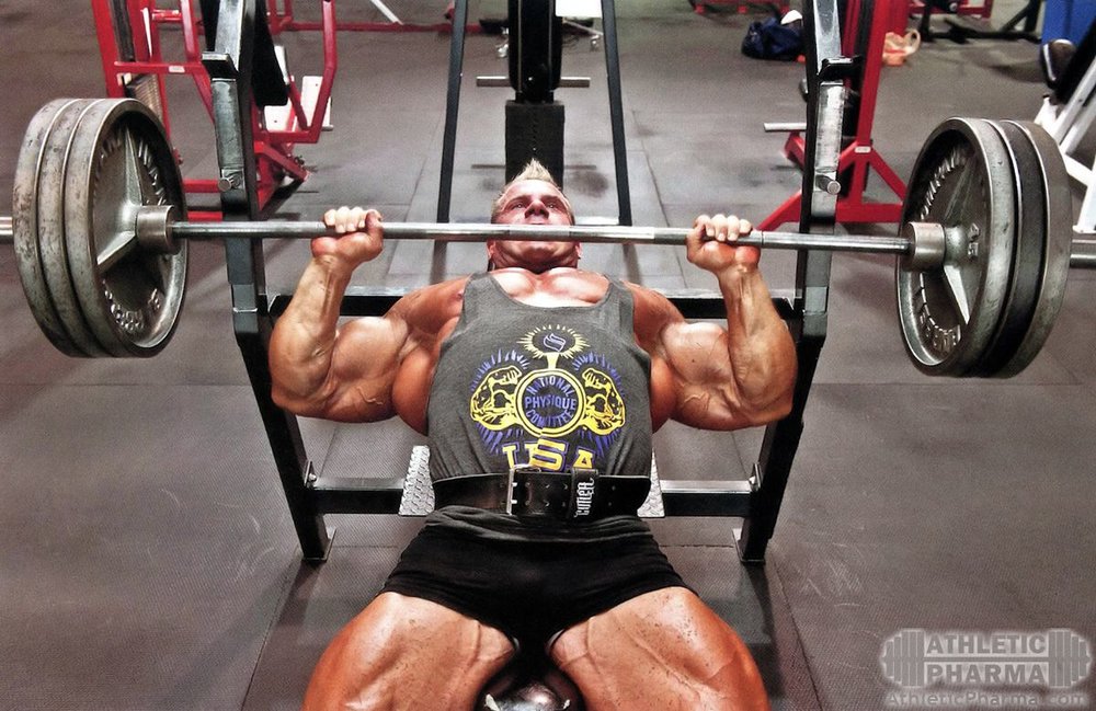 Джей Катлер делает жим штанги лежа