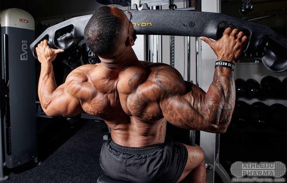 Качает плечи и мышцы спины