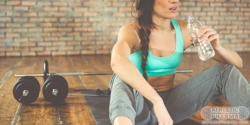 Девушка отдыхает в тренажерном зале