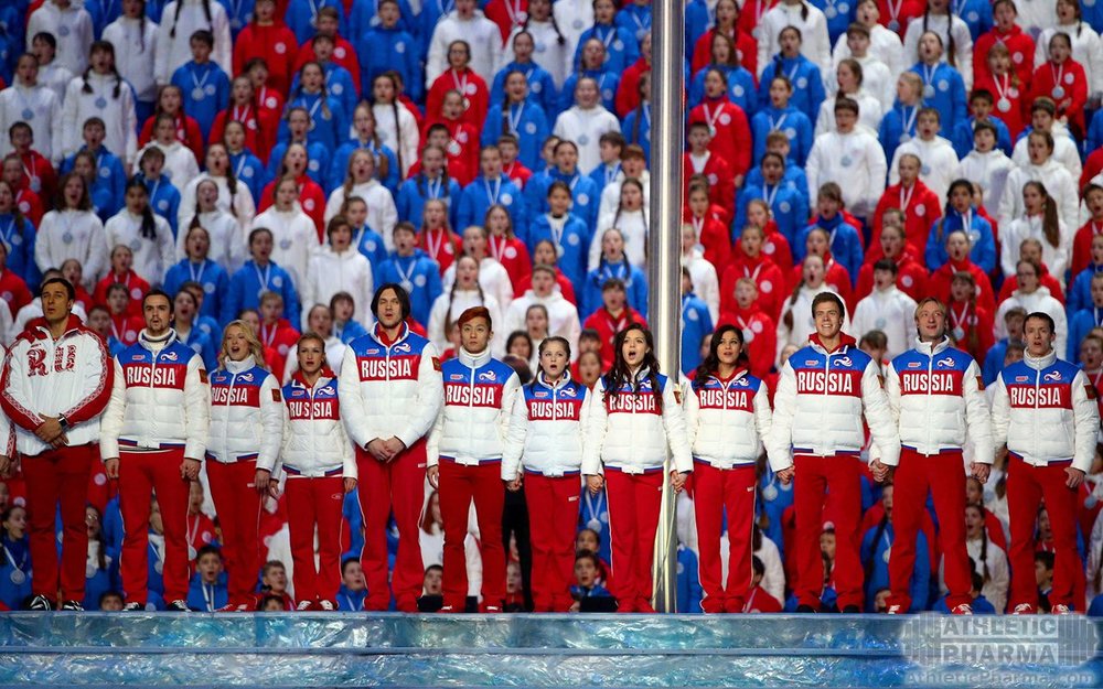 Российские спортсмены поют гимн страны