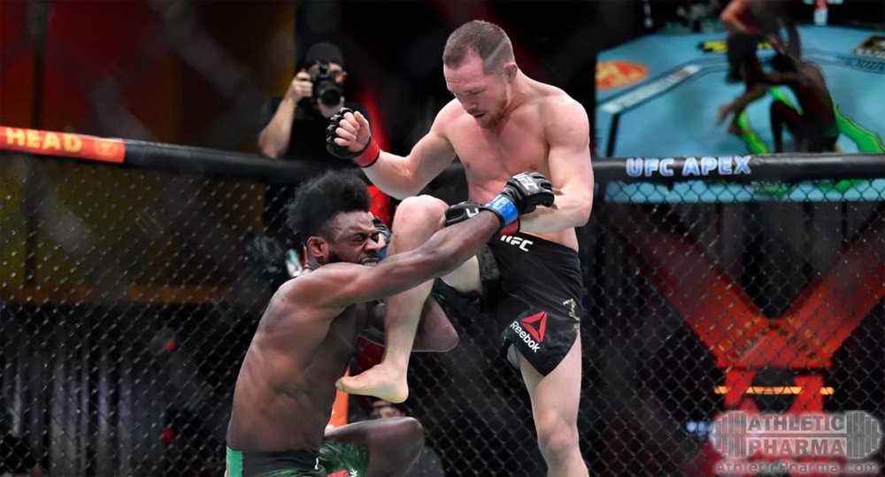 Петр Ян наносит запрещенный удар коленом