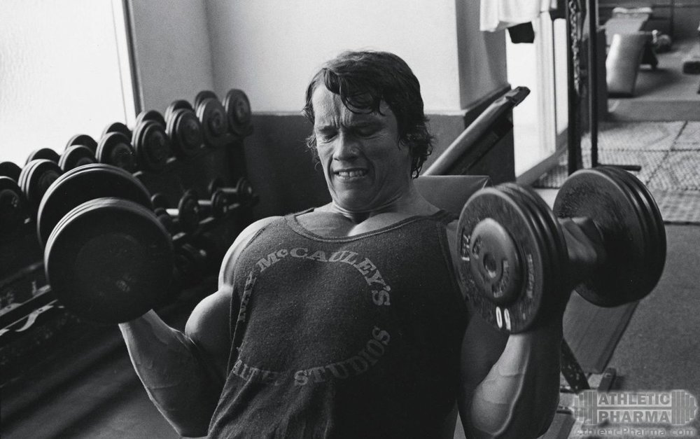 Молодой Арнольд Шварценеггер во время тренировки