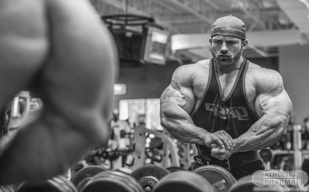 Джеймс "Флекс" Льюис (бодибилдер) перед зеркалом