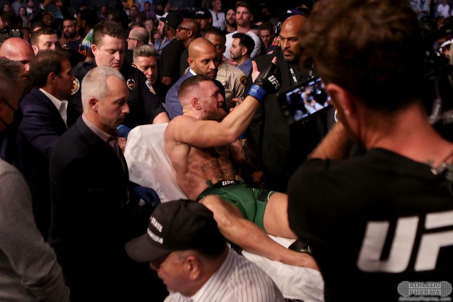 Конора МакГрегора уносят на носилках