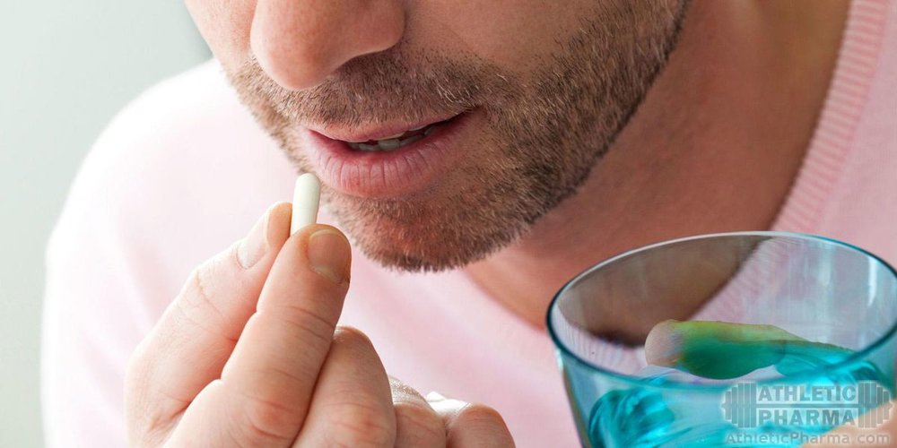 Мужчина принимает пищевую добавку