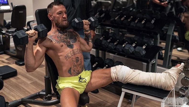 Конор МакГрегор тренируется со сломанной ногой