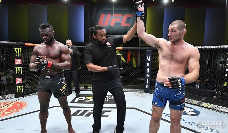 Шон Стриклэнд побеждает Юрайу Холла