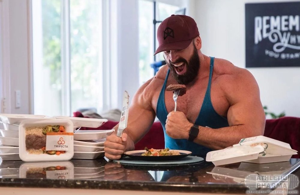 Бодибилдер ест