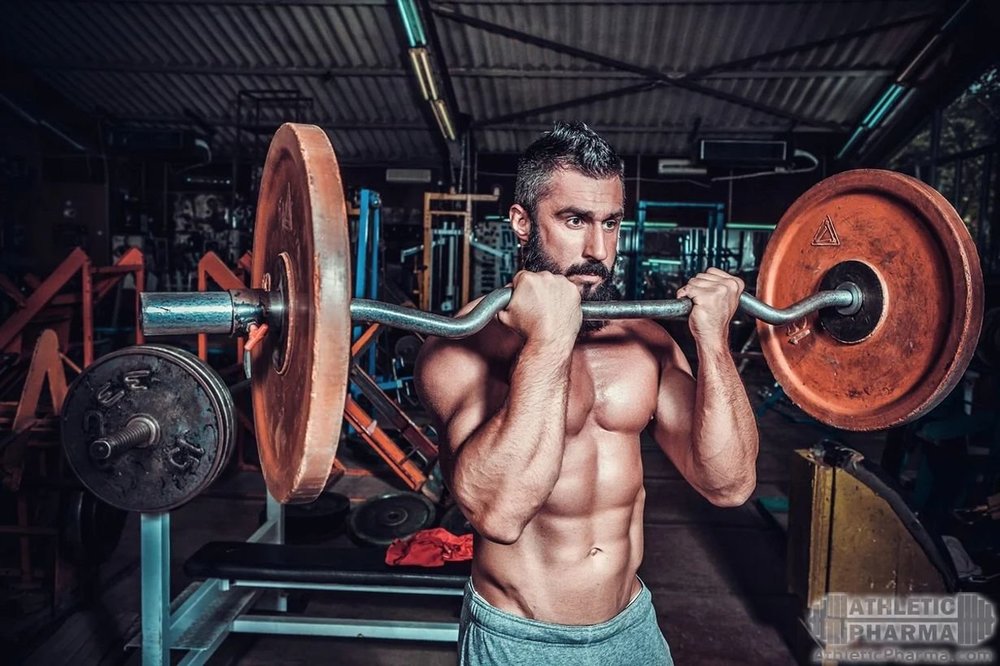 Качек поднимает штангу на грудь