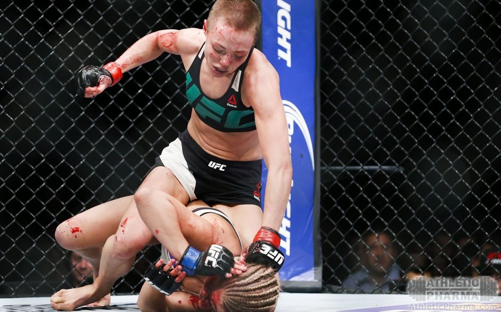 Роуз Намаюнас избивает соперницу в октагоне