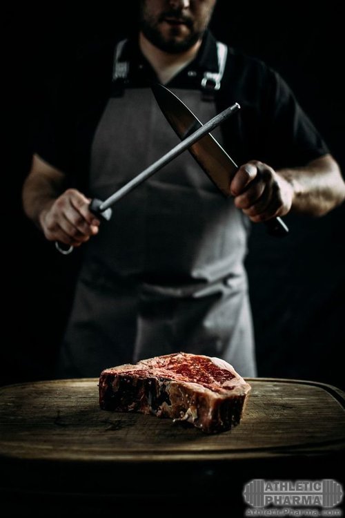 Повар готовит мясо