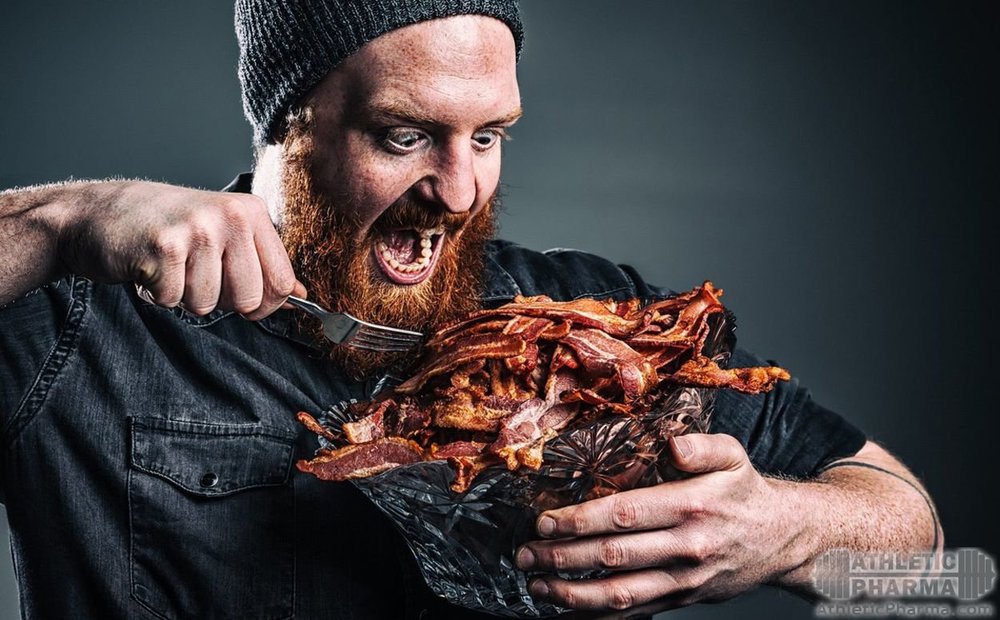 Мужчина ест мясо