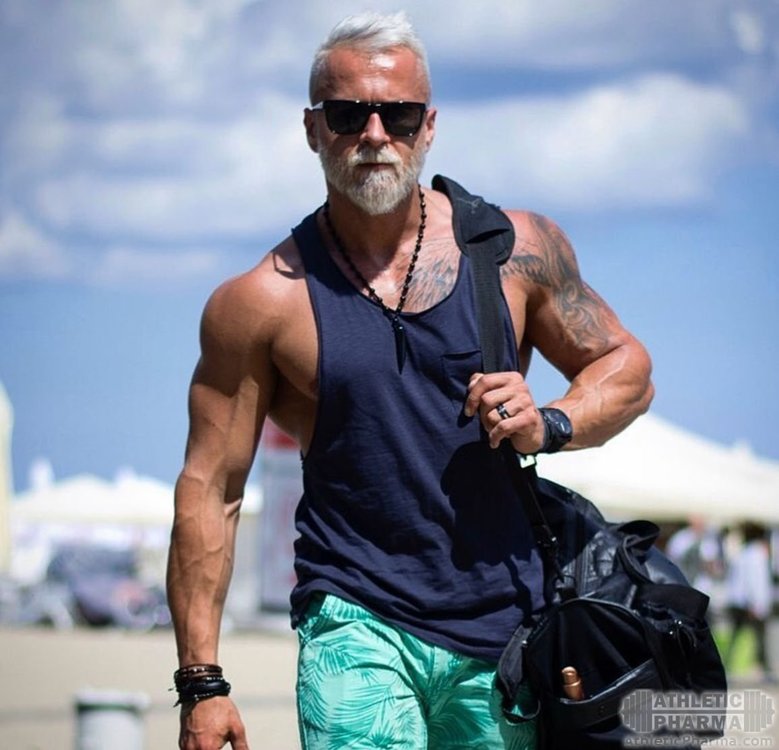 Накаченный мужчина в возрасте