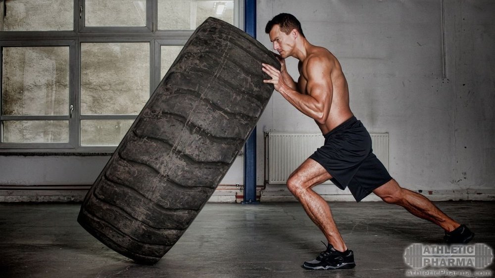 Толкает колесо на тренировке