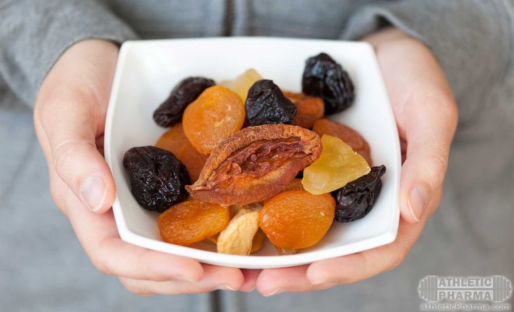 Разные сухофрукты в миске