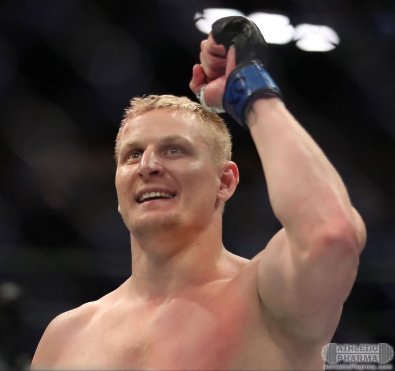 Сергей Павлович празднует победу в UFC
