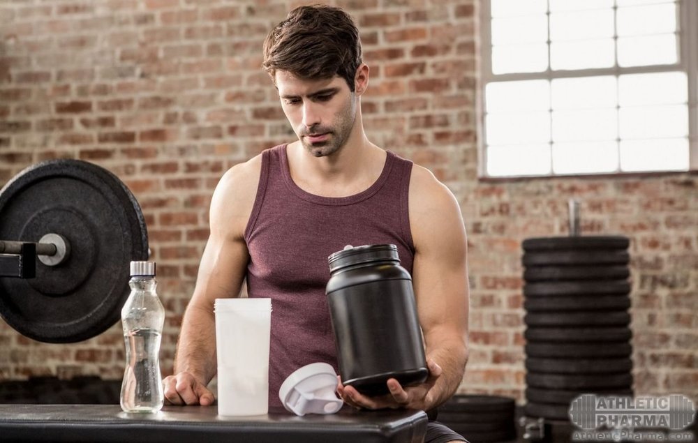 Готовит протеиновый коктейль