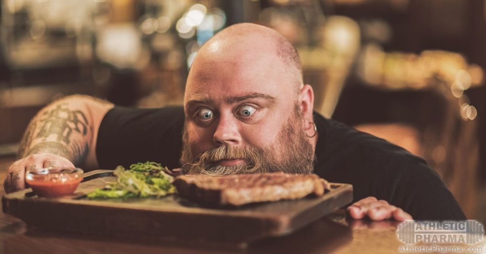 Мужик собирается съесть стейк