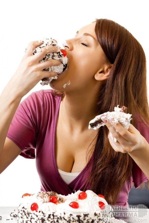 Ест торт руками