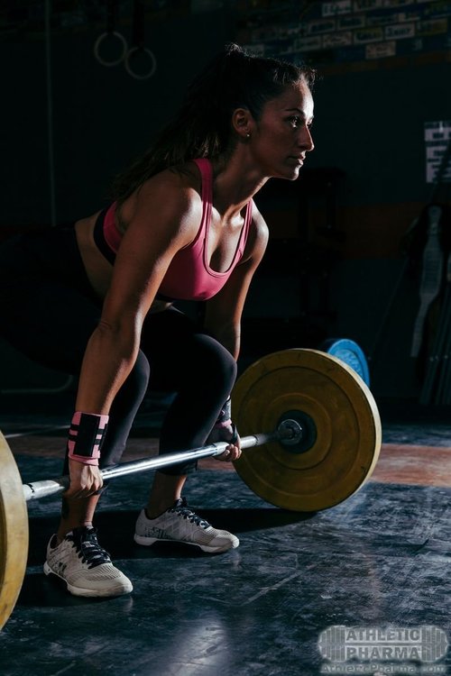 Женщина со штангой