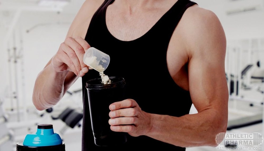 Разводит креатин в шейкере