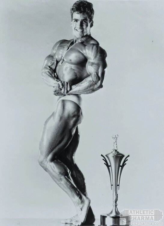 Боб Пэрис позирует