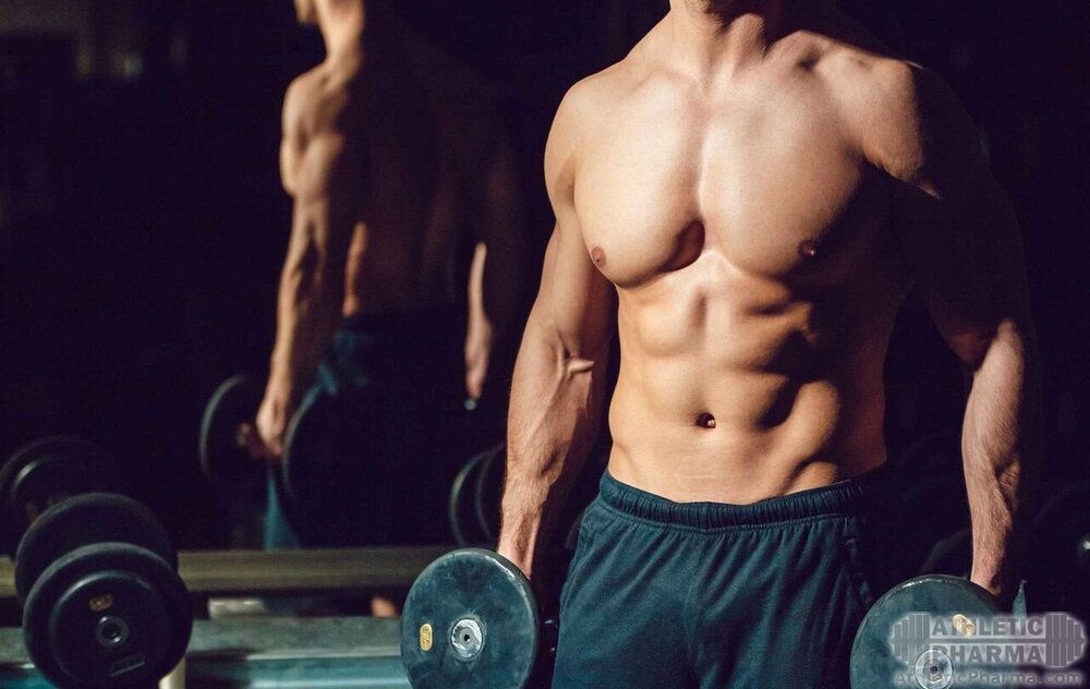 Молодой качек на тренировке