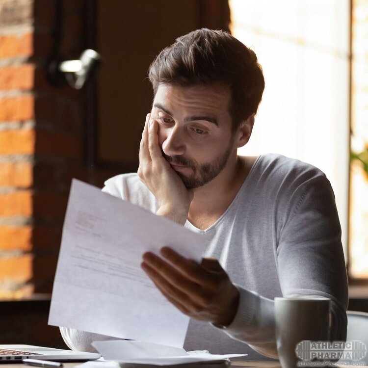 Мужчина изучает документ