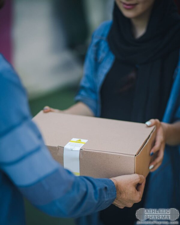 Девушка получает посылку