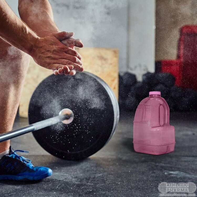 Упражняется со штангой