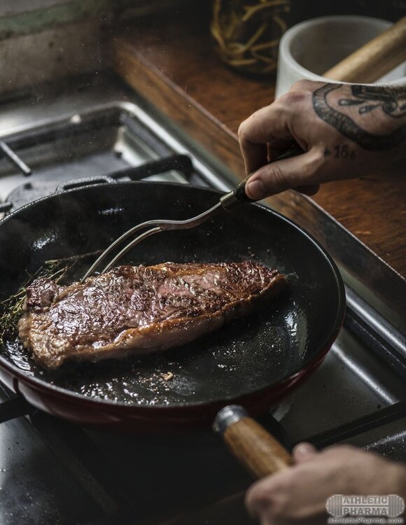 Готовит красивый стейк