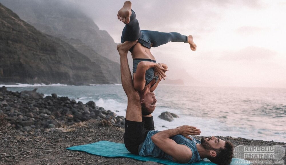 Пара занимается йогой