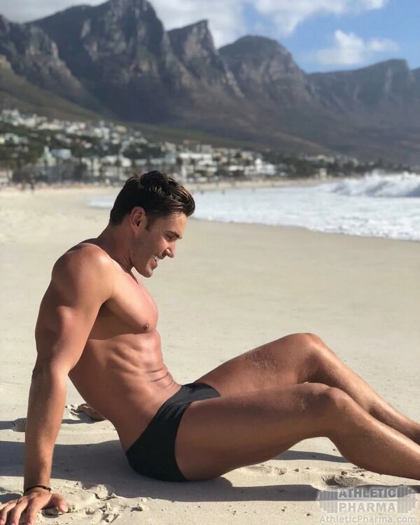 Парень загорает на пляже