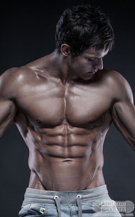 Парень с накаченной мускулатурой