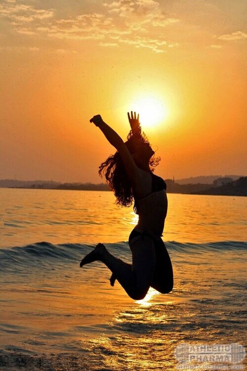 Жизнерадостная девушка на море