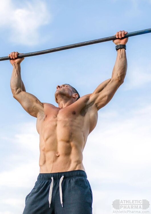 Мужчина выполняет подтягивания на турнике