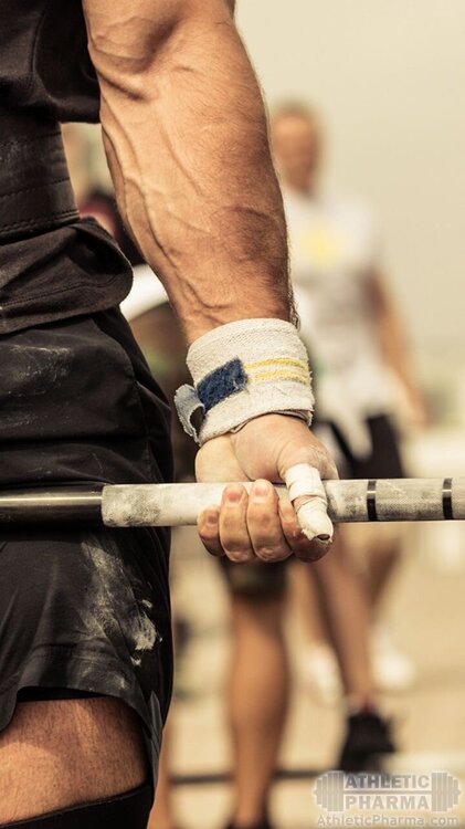 Тяжелая штанга в руках