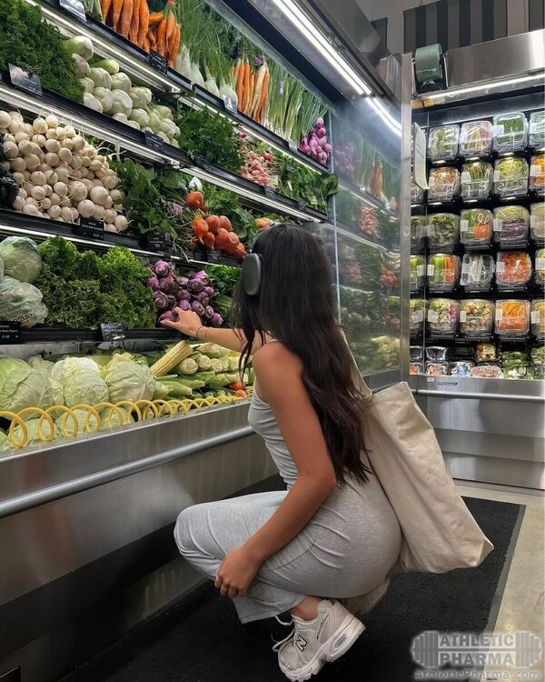 Девушка выбирает продукты для диеты