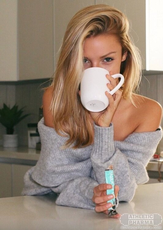 Девушка жадно пьет кофе