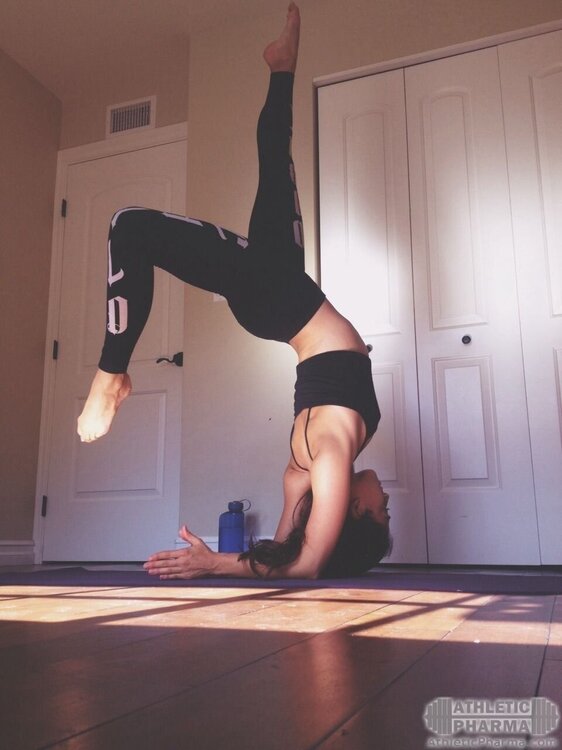 Девушка тренирует гибкость