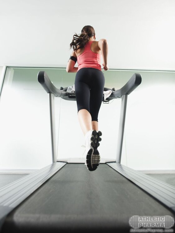 Девушка упражняется на беговой дорожке