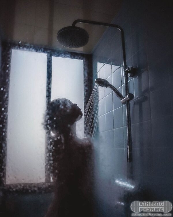 Девушка принимает холодный душ