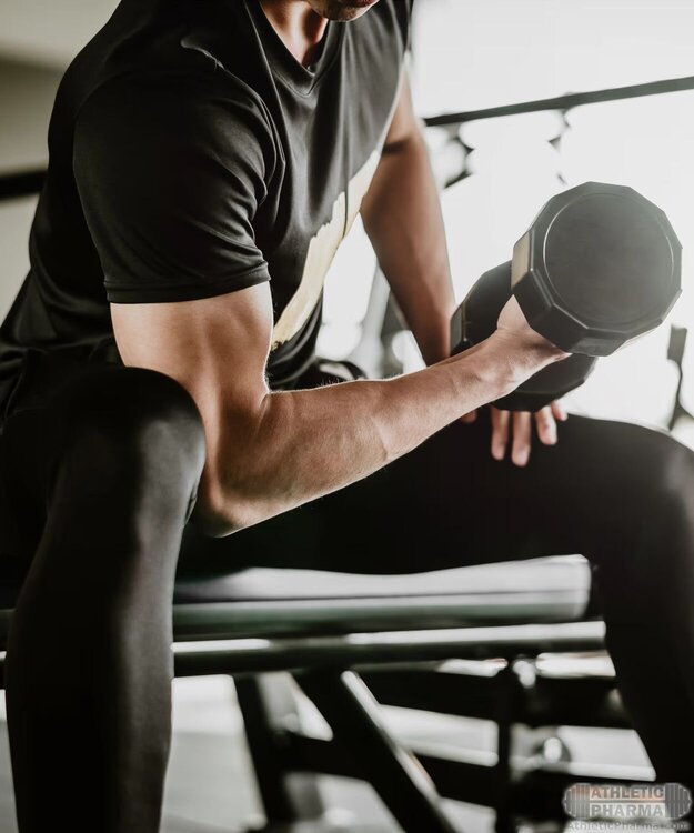 Тренировка мужчины с гантелей