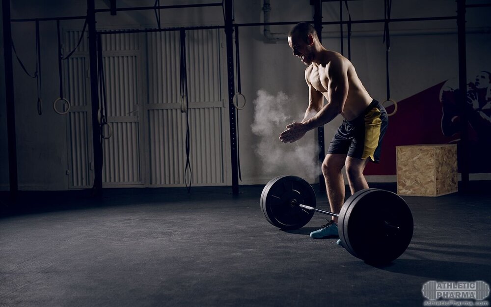 Тренировка мужчины со штангой
