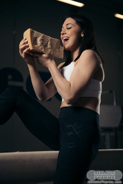 Девушка переедает