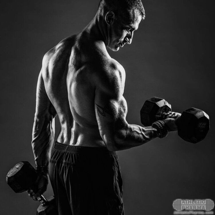 Качает мышцы с помощью гантелей